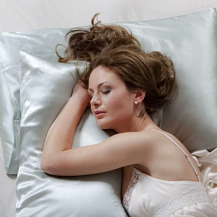 Les bienfaits des taies d'oreiller en soie satinée pour une meilleure routine de soin de la peau, des cheveux et un sommeil de qualité