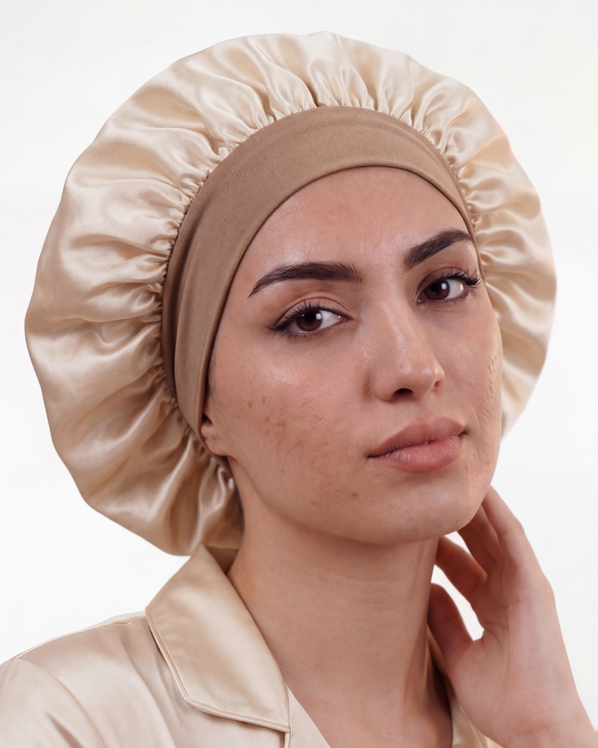 Bonnet en satin de soie ajustable